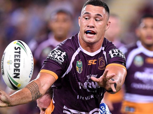 BRISBANE, AUSTRALIA - MAY 03:  Jaydn Su'a of the Broncos passes the ball during the round nine NRL match between the Brisbane Broncos and the Canterbury Bulldogs at Suncorp Stadium on May 3, 2018 in Brisbane, Australia.  (Photo by Bradley Kanaris/Getty Images)