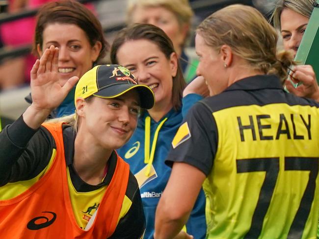 Ellyse Perry reacts as Alyssa Healy of Australia walks to the dug out after being dismissed during the Women's T20 World Cup final match between Australia and India at the MCG in Melbourne, Sunday, March 8, 2020. (AAP Image/Scott Barbour) NO ARCHIVING, EDITORIAL USE ONLY, IMAGES TO BE USED FOR NEWS REPORTING PURPOSES ONLY, NO COMMERCIAL USE WHATSOEVER, NO USE IN BOOKS WITHOUT PRIOR WRITTEN CONSENT FROM AAP