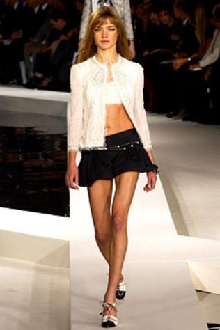 Image of CHANEL MODELS PRESENT SPRING-SUMMER READY-TO-WEAR FASHION SHOW IN  PARIS, 2003-10-10 (photo)