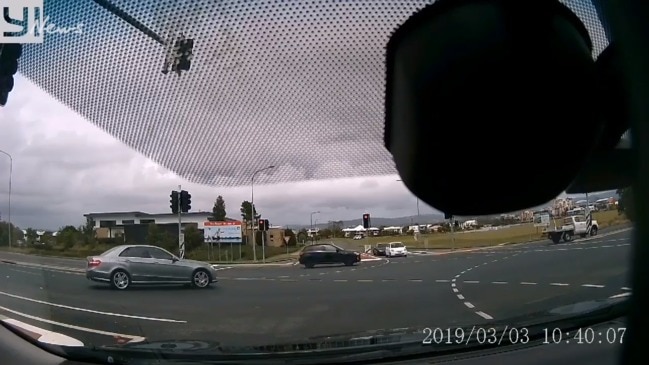 Mercedes driver dangerously cuts across traffic on Gold Coast