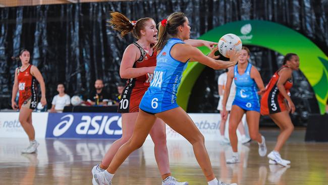 The NT’s Arrin Stirrat-Black battles for the ball with NSW’s Eugenie Little in the 2023 National Netball Championships. Picture: Pema Tamang Pakhrin