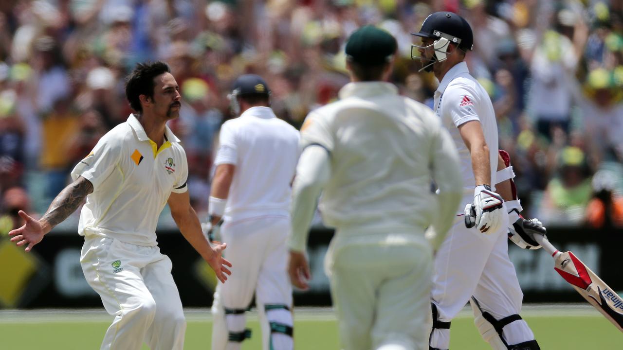 5.12.2013 - Ashes 2nd Test, Australia v Inggris, Adelaide Oval - Hari ke-3 Mitchell Johnson merayakan gawangnya yang ke-6 yang dilempar James Anderson untuk bebek.