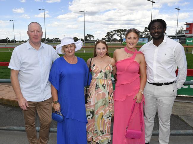 Bet365 Traralgon Cup Day, held at Traralgon Racecourse, Traralgon, Victoria, 1st December 2024: Garry Beecroft, Lauren Beecroft, Emily Beecroft, Kaylee Beecroft and Charles Simon. Picture: Andrew Batsch