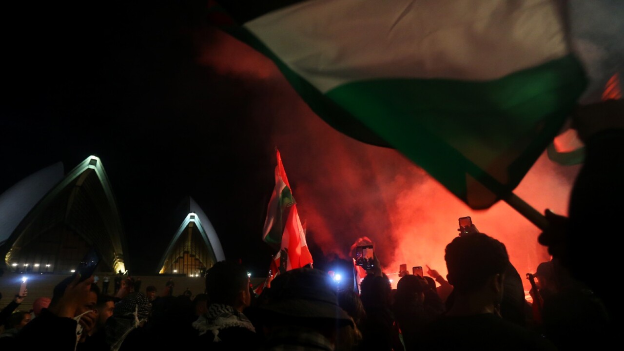 Pro-Palestinians chase Christian pastor holding Israeli flag in Sydney