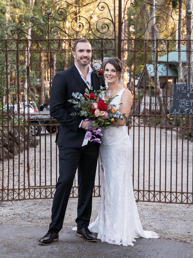 Newly weds: Richard Lomax and Beth Payne, photography: Bec Pattinson Photography