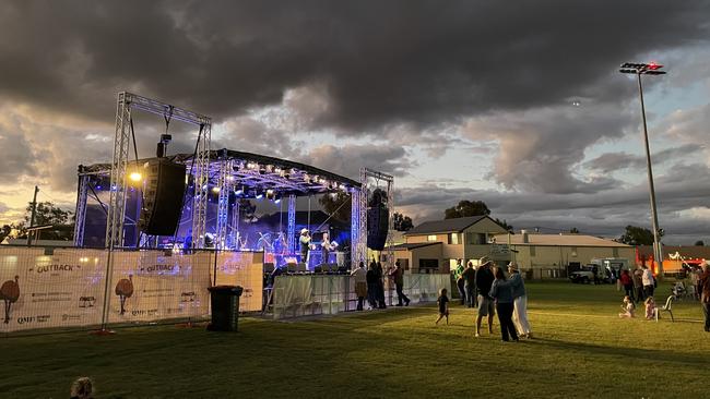 Revellers braved the cold to enjoy the Outback Sounds concert in Charleville on Saturday night. Photo: Jacklyn O’Brien.