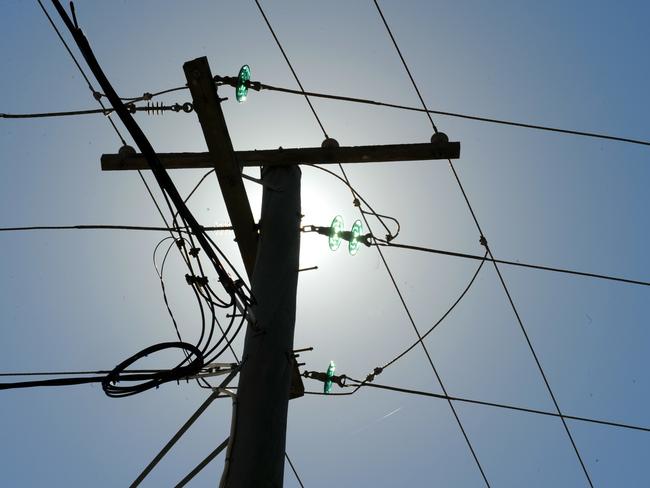 Generic photograph of powerlines near Brisbane, Tuesday, Nov. 3, 2009.  Households will pay significantly more for their power when a proposed Emissions Trading Scheme is introduced. (AAP Image/Dave Hunt) NO ARCHIVING