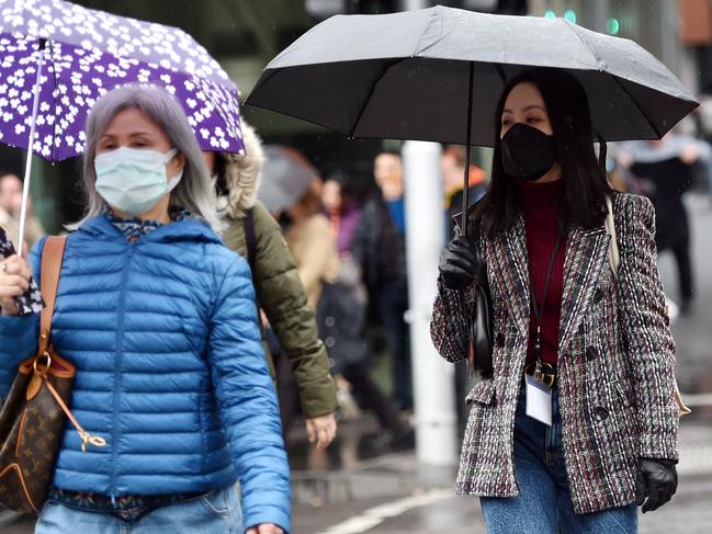 MELBOURNE, AUSTRALIA - NewsWire Photos JULY 23RD, 2022: People in Melbourne wearing masks as covid cases rise. Picture: NCA NewsWire / Nicki Connolly