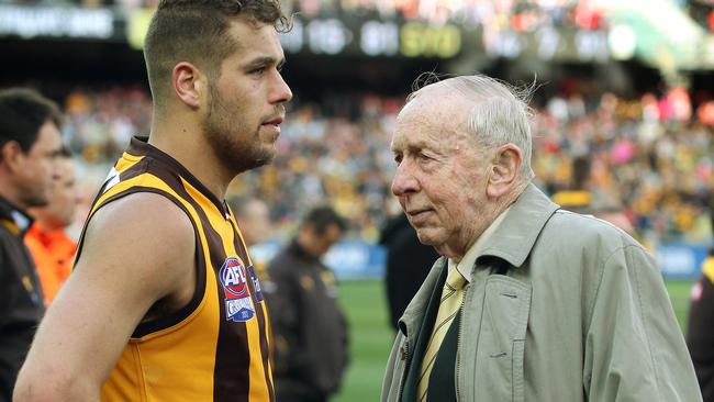 John Kennedy Sr talks with Lance Franklin after the 2012 Grand Final.