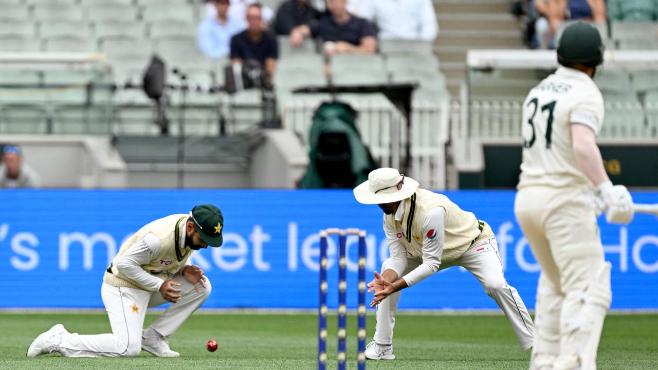 Pakistan's Abdullah Shafique (L) drops a catch from Australian batsman David Warner (R) on the first day of the second cricket Test match between Australia and Pakistan at the Melbourne Cricket Ground (MCG) in Melbourne on December 26, 2023. (Photo by William WEST / AFP) / --IMAGE RESTRICTED TO EDITORIAL USE - STRICTLY NO COMMERCIAL USE--