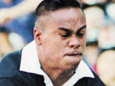 Jonah Lomu (ball) charges through Mike Catt's attempted tackle during 1995 World Cup semifinal between NZ All Blacks and England at Newlands, /Cape /Town. Sport / Rugby Union / Action o/seas