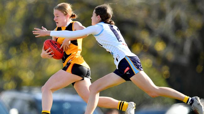 Jemma Reynolds of the Stingrays is chased by Lavinia Cox of the Pioneers. (Photo by Josh Chadwick)