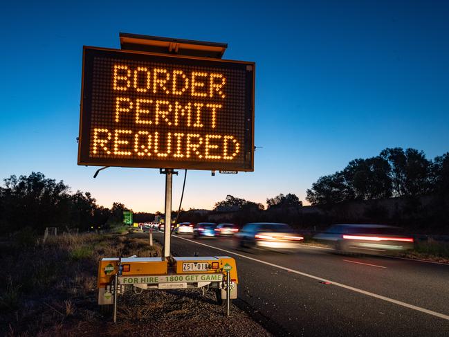 Albury NSW, AUSTRALIA - Herald Sun - December 20th, 2020:A permit system will be introduced from midnight for all NSW residents travelling to Victoria as Sydney recorded a surge in new coronavirus cases.The Hume Freeway at the NSW Victorian border near Albury Wodonga is bumper to bumper with traffic as people try to get back into Victoria before the border closes at midnight.BYLINE -  Simon Dallinger