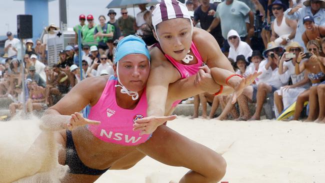 L to R: In a familiar state rivalry, Alexandra Rampoldi from NSW and EJ Forsyth from Queensland fight it out in the final of the open women’s beach flag event.