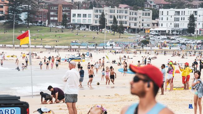 SYDNEY, AUSTRALIA - NCA NewsWire Photos November , 22, 2020 General views of Bondi beach as the crowd flock the beach due the hot weather.Picture: NCA NewsWire/Flavio Brancaleone