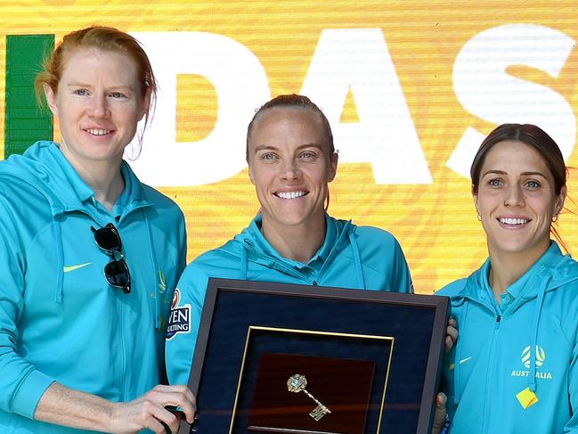 BRISBANE, AUSTRALIA - AUGUST 20: (L-R) Clare Polkinghorne, Tameka Yallop, Katrina Gorry and Adrian Schrinner, Lord Mayor of Brisbane, pose for a photo, during the Australian Matildas community reception following their 2023 FIFA Women's World Cup campaign, at City Botanic Gardens on August 20, 2023 in Brisbane, Australia. (Photo by Bradley Kanaris/Getty Images)