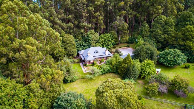 Its verdant bushland setting makes the home a private oasis.