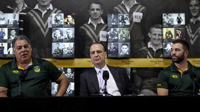 (L-R) Kangaroos coach Mal Meninga, ARLC Chairman Peter V’landys and Kangaroos captain James Tedesco.