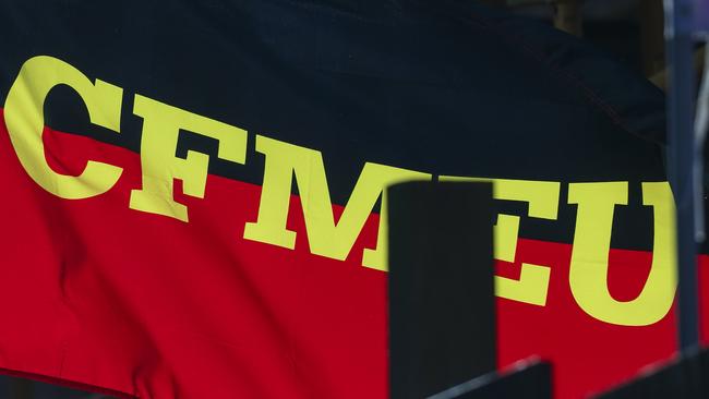 BRISBANE, AUSTRALIA - NewsWire Photos - JULY 15, 2024:  Generic photographs of CFMEU flags outside a Brisbane CBD worksite.Picture: NewsWire / Glenn Campbell