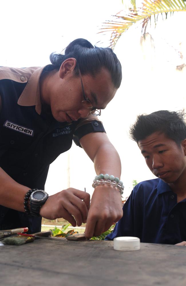 Si Yi Chen making silver jewellery during the Independence Day activities inside Kerobokan Jail. Picture: Lukman S Bintoro.