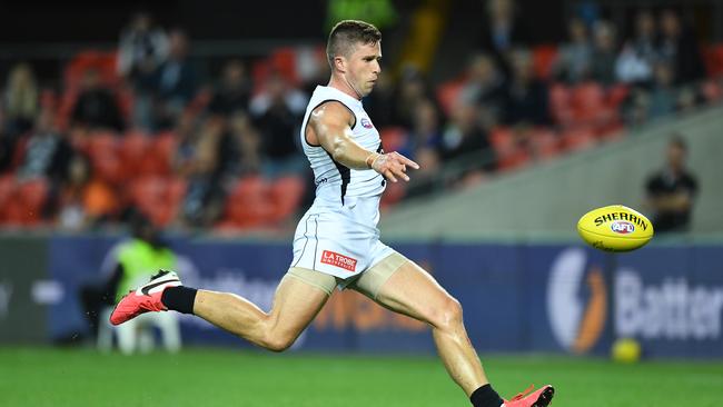 Marc Murphy kicks a goal against GWS at Metricon Stadium in September 2020.