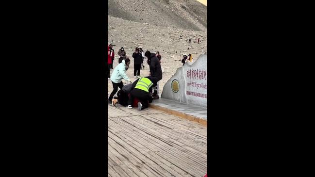 Fight erupts on Mt. Everest over photos