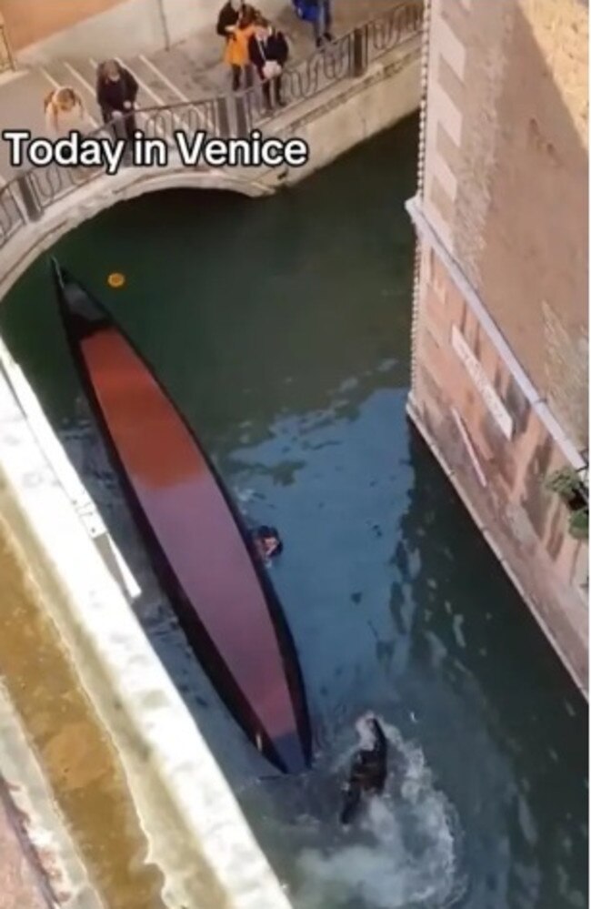 Moment a gondola packed with tourists capsizes in Venice. Picture: TikTok/ienaridens69