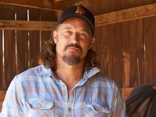 Travis Fimmel is getting behind Flanno for a Farmer