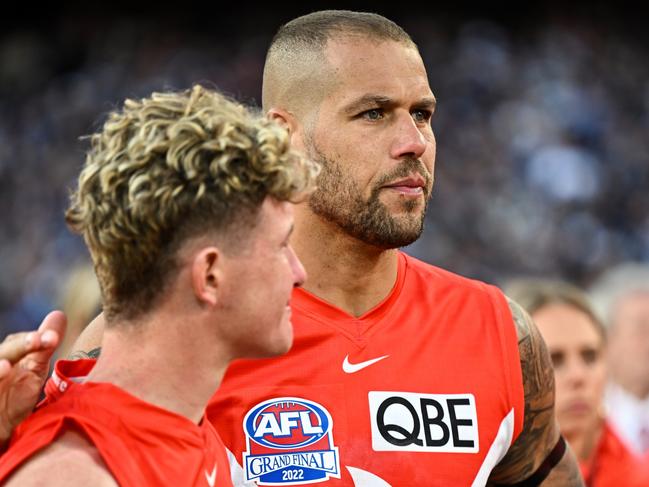 MELBOURNE, AUSTRALIA - SEPTEMBER 24: Lance Franklin of the Swans embraces Chad Warner during the 2022 Toyota AFL Grand Final match between the Geelong Cats and the Sydney Swans at the Melbourne Cricket Ground on September 24, 2022 in Melbourne, Australia. (Photo by Daniel Carson/AFL Photos via Getty Images)