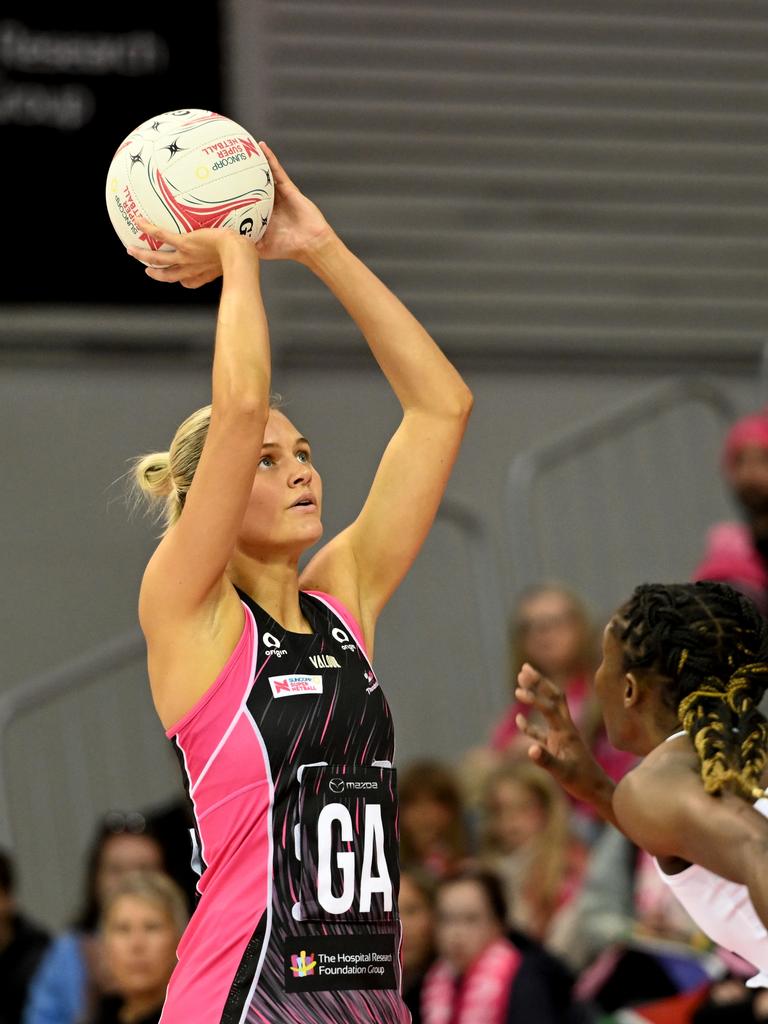 Tippah Dwan shoots for goal in the Thunderbirds win. Picture: Sue McKay/Getty Images