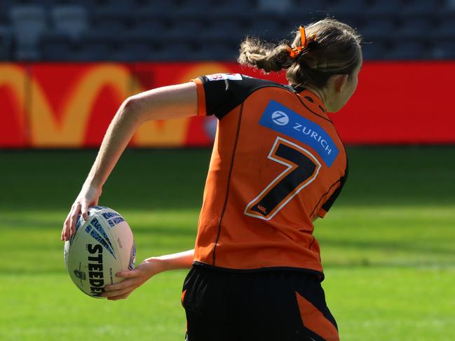 Ellie Barnett passes for the Tigers. Picture: Warren Gannon Photography