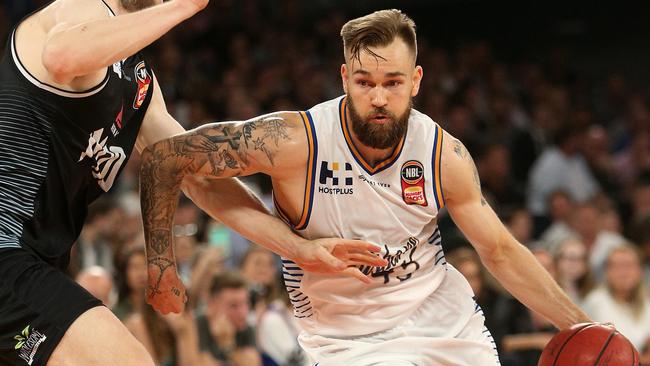 Jeremy Kendle drives past Melbourne United’s David Barlow. Pic: AAP