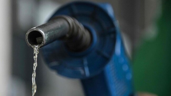 (FILES) In this file photo taken on March 20, 2022 an employee works at a gas station in Sao Paulo, Brazil. - Brazilian state-run oil company Petrobras announced on July 19, 2022 a reduction of almost 5% in the price of gasoline, the first since December, after several consecutive hikes that caused discomfort to Brazilian President Jair Bolsonaro amid an escalating inflation. (Photo by NELSON ALMEIDA / AFP)