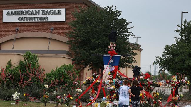 A memorial to those killed at the Allen Premium Outlets mall after the mass shooting occurred on May 8, 2023 in Allen, Texas. (Photo by JOE RAEDLE / GETTY IMAGES NORTH AMERICA / Getty Images via AFP)