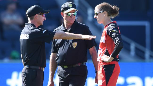 Amy Satterthwaite talks to umpires after the match between Melbourne Renegades and Sydney Sixers ended in a draw and had to go to a super over. Pic: AAP
