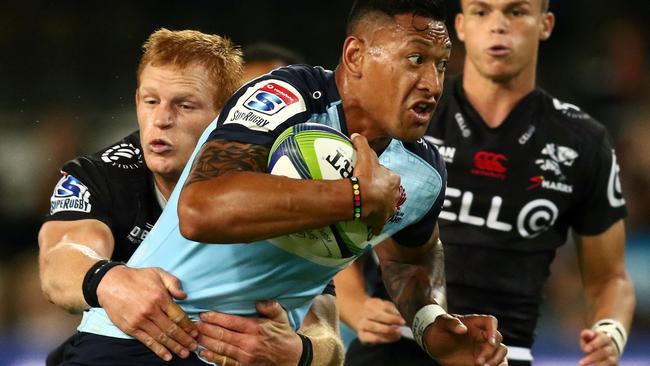 Sharks' Philip Van der Walt (L) tackles Waratahs' Israel Folau (R) during the SuperXV rugby match between Sharks and Waratahs at the Kings Park rugby stadium on March 11, 2017 in Durban. / AFP PHOTO / ANESH DEBIKY