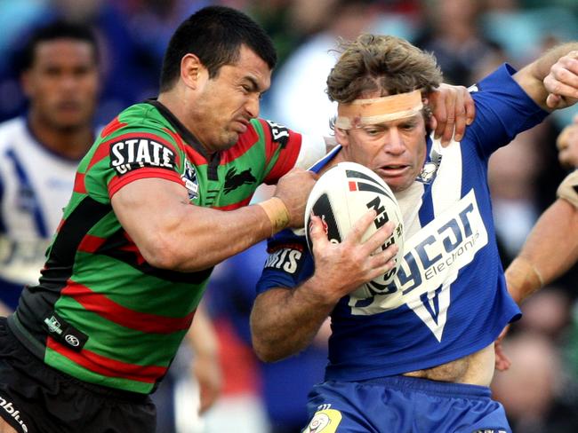 Craig Wing wrestles with Brett Kimmorley during a South Sydney Rabbitohs v Bulldogs game.