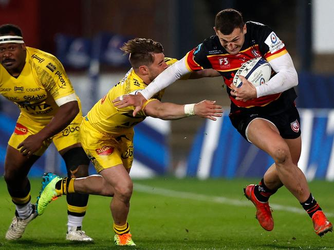 TOPSHOT - Gloucester's English wing Jonny May (R) makes a break during the European Rugby Champions Cup round of 16 rugby union match between Gloucester and La Rochelle at the Kingsholm Stadium in Gloucester, western England on April 2, 2021 (Photo by Adrian DENNIS / AFP)