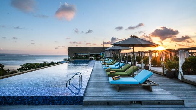 A cabana-rimmed infinity pool at Mamaka by Ovolo.