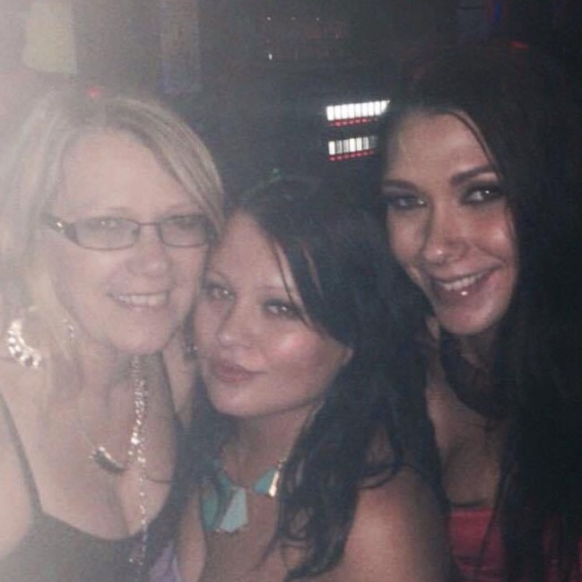 Shandee Blackburn (C) with her sister Shannah and mother Vicki.