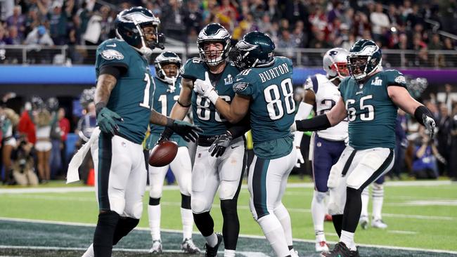 MINNEAPOLIS, MN - FEBRUARY 04: Zach Ertz #86 of the Philadelphia Eagles reacts with teammates after a 11 yard touchdown catch against the New England Patriots during the fourth quarter in Super Bowl LII at U.S. Bank Stadium on February 4, 2018 in Minneapolis, Minnesota.   Patrick Smith/Getty Images/AFP == FOR NEWSPAPERS, INTERNET, TELCOS & TELEVISION USE ONLY ==