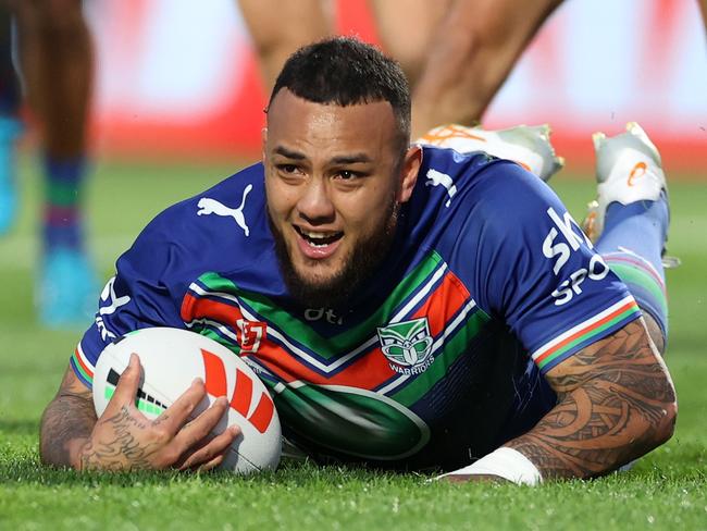 AUCKLAND, NEW ZEALAND - SEPTEMBER 16: Addin Fonua-Blake scores a try during the NRL Semi Final match between the New Zealand Warriors and Newcastle Knights at Go Media Stadium Mt Smart on September 16, 2023 in Auckland, New Zealand. (Photo by Fiona Goodall/Getty Images)