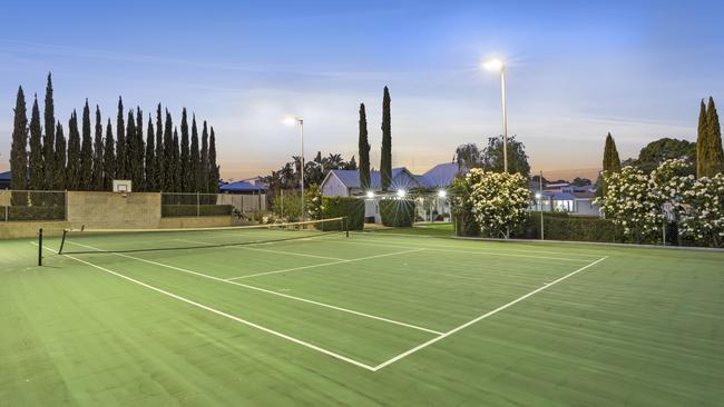 The large tennis court in the Berri holiday home.