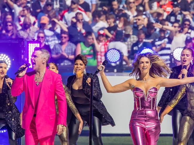 2022 AFL Grand Final at the MCG between Geelong Cats and Sydney Swans. Robbie williams and Delta Goodrem. Picture: Jason Edwards