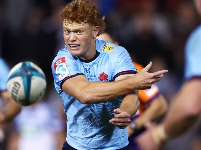 SYDNEY, AUSTRALIA - MAY 28:  Tane Edmed of the Waratahs passes during the round 15 Super Rugby Pacific match between the NSW Waratahs and the Blues at Leichhardt Oval on May 28, 2022 in Sydney, Australia. (Photo by Matt King/Getty Images)