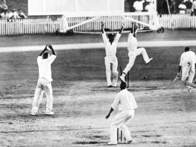 1960 : Batsman Ian Meckiff run out by Joe Solomon in 1960 tied Test Australia v West Indies at the Gabba. Cricket / Historical