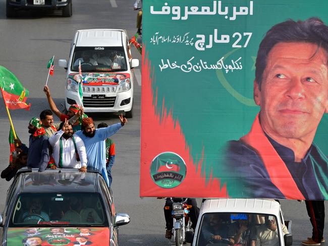 Pakistan opposition claims numbers to roll Khan