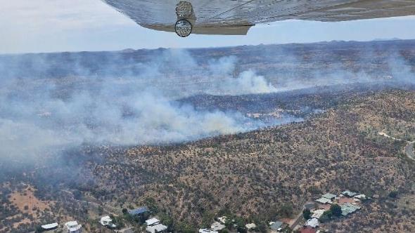 The fire which threatened homes in East Side, Suburban Alice Springs, on October 12, 2024: Picture: NTPFES