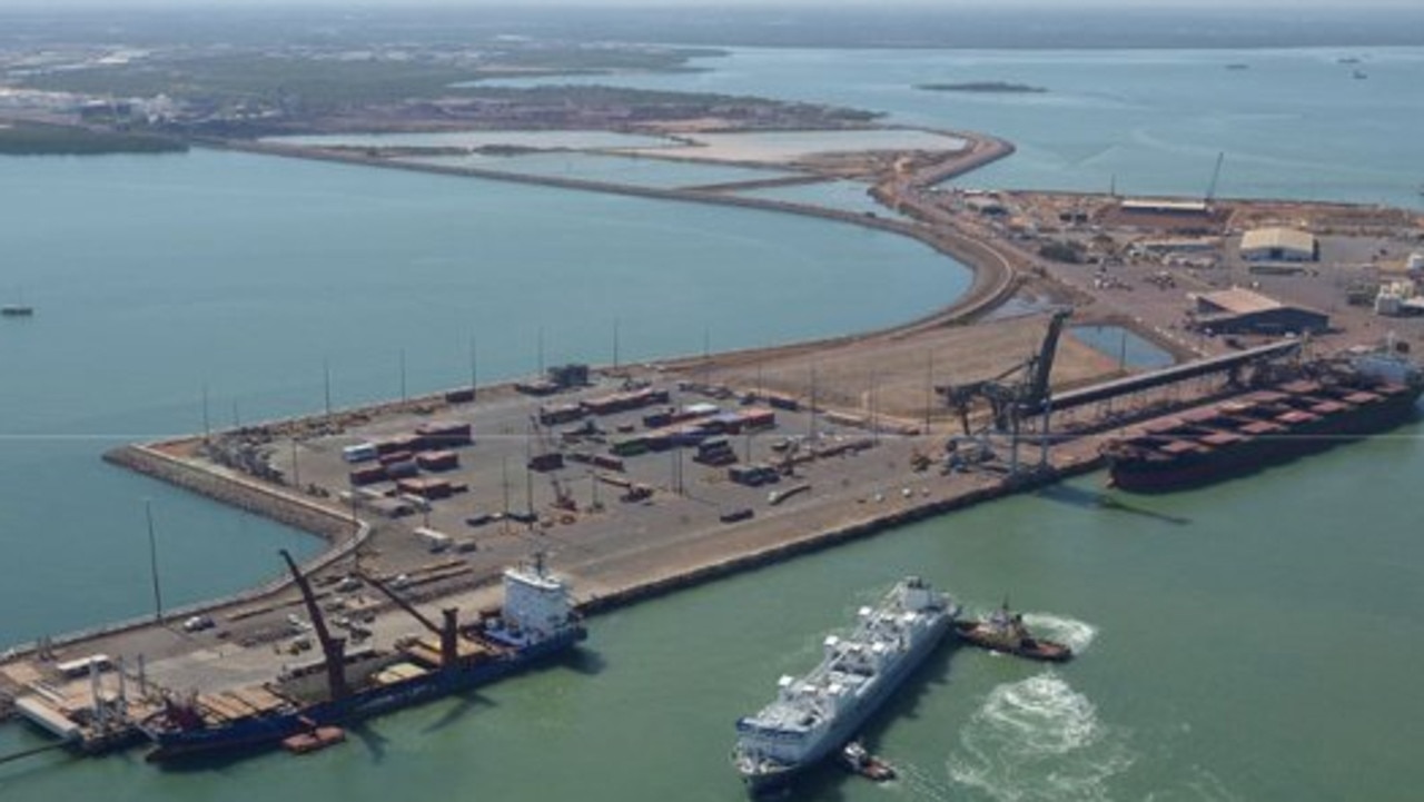 A parliamentary committee has called on the Federal Government to bring the Port of Darwin back under Australian ownership.