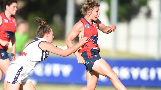 Kellie Gibson kicks for goal.